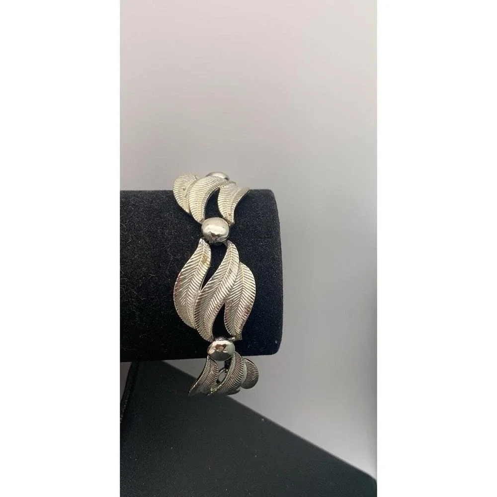Vintage Coro Pegasus Silver Tone Leaf Panel Link Bracelet